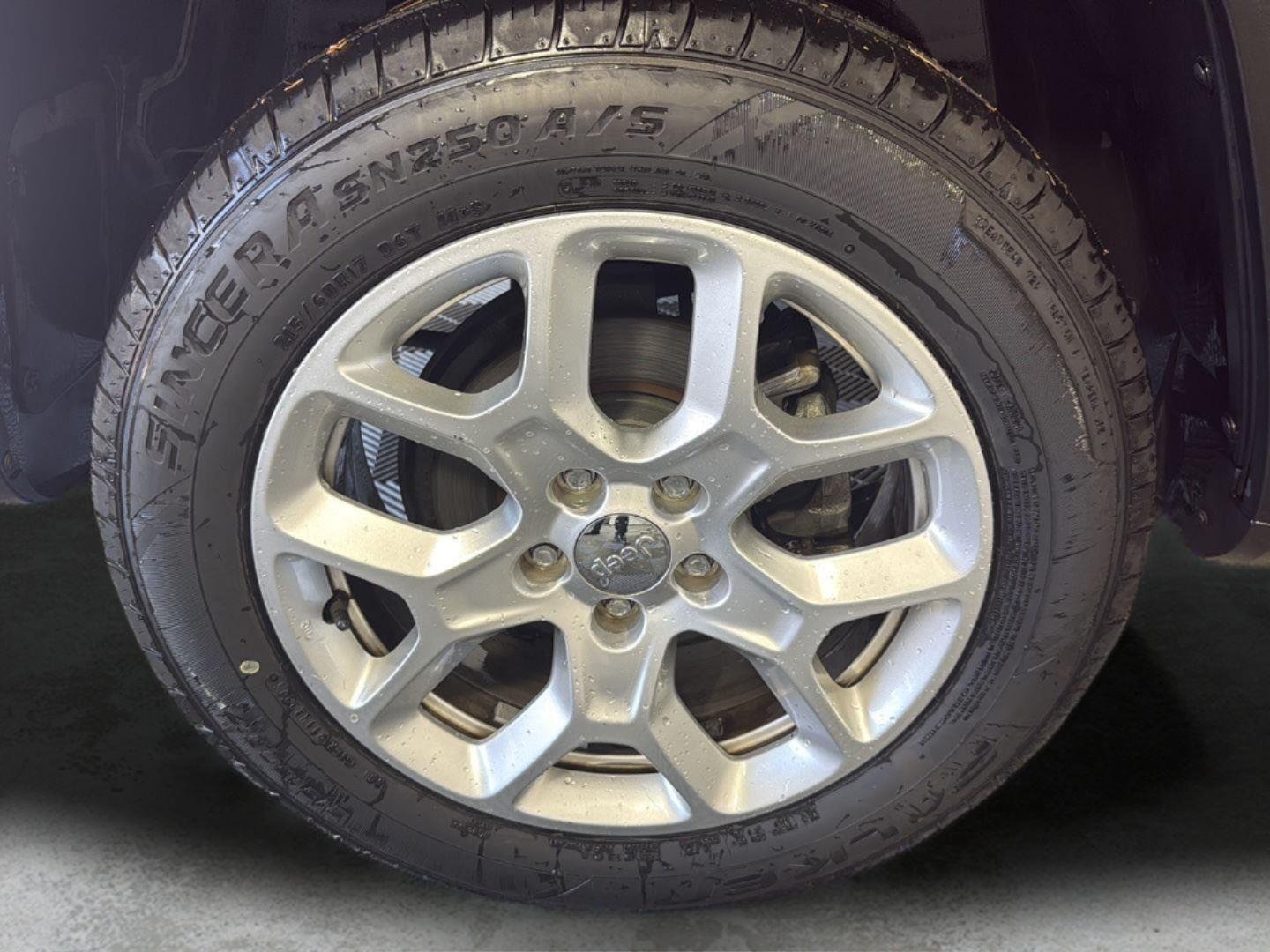 Used 2017 Granite Crystal Metallic Clearcoat Jeep Latitude image 5