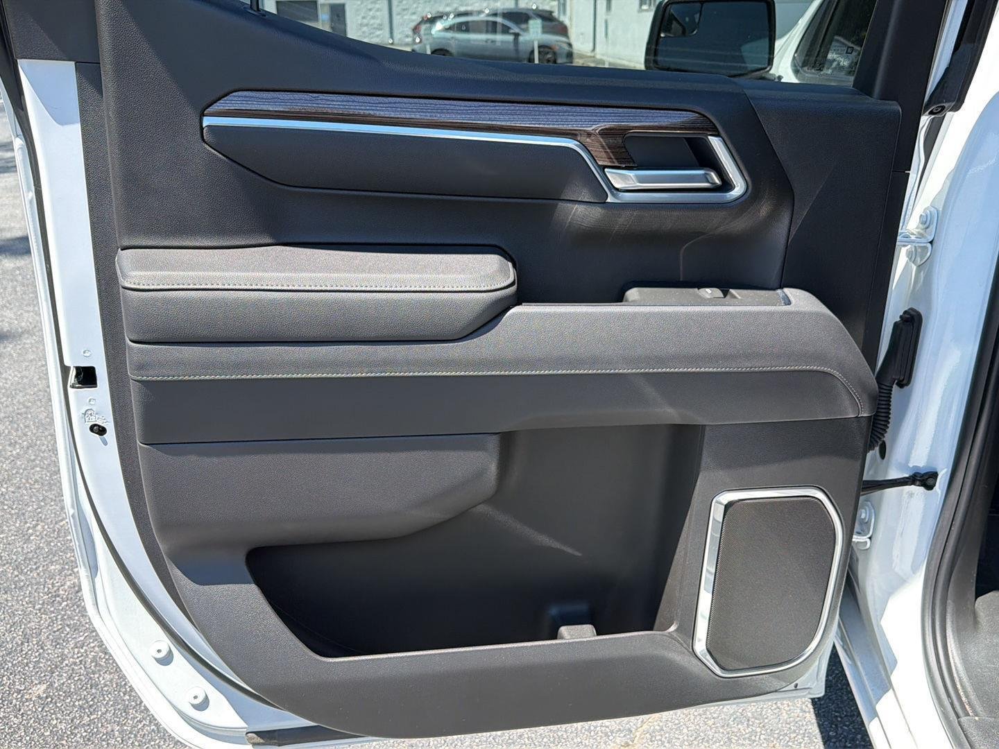 Used 2025 Summit White Chevrolet LT image 17