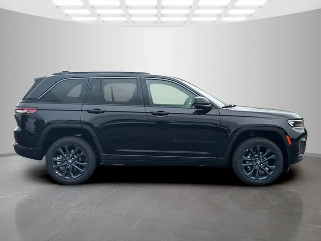 New 2026 Diamond Black Crystal Pearl-Coat Exterior Paint Jeep 85th Anniversary Edition image 8