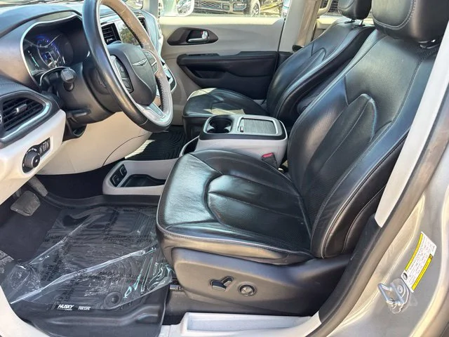 Used 2020 Silver Chrysler Limited image 13