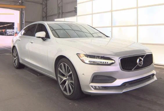 Used 2018  Volvo T5 Momentum image 2
