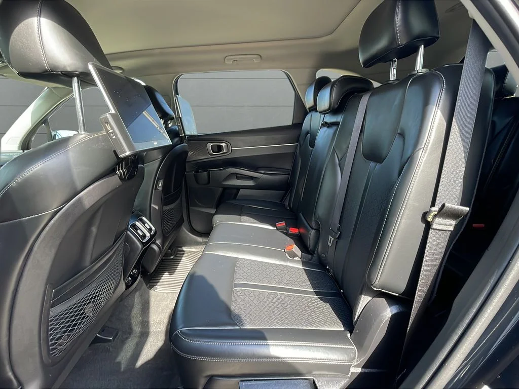 Used 2022 Black Kia S image 17