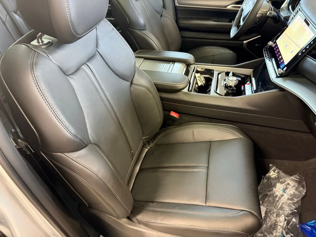New 2026 Silver-Zynith Exterior Paint Jeep  image 16