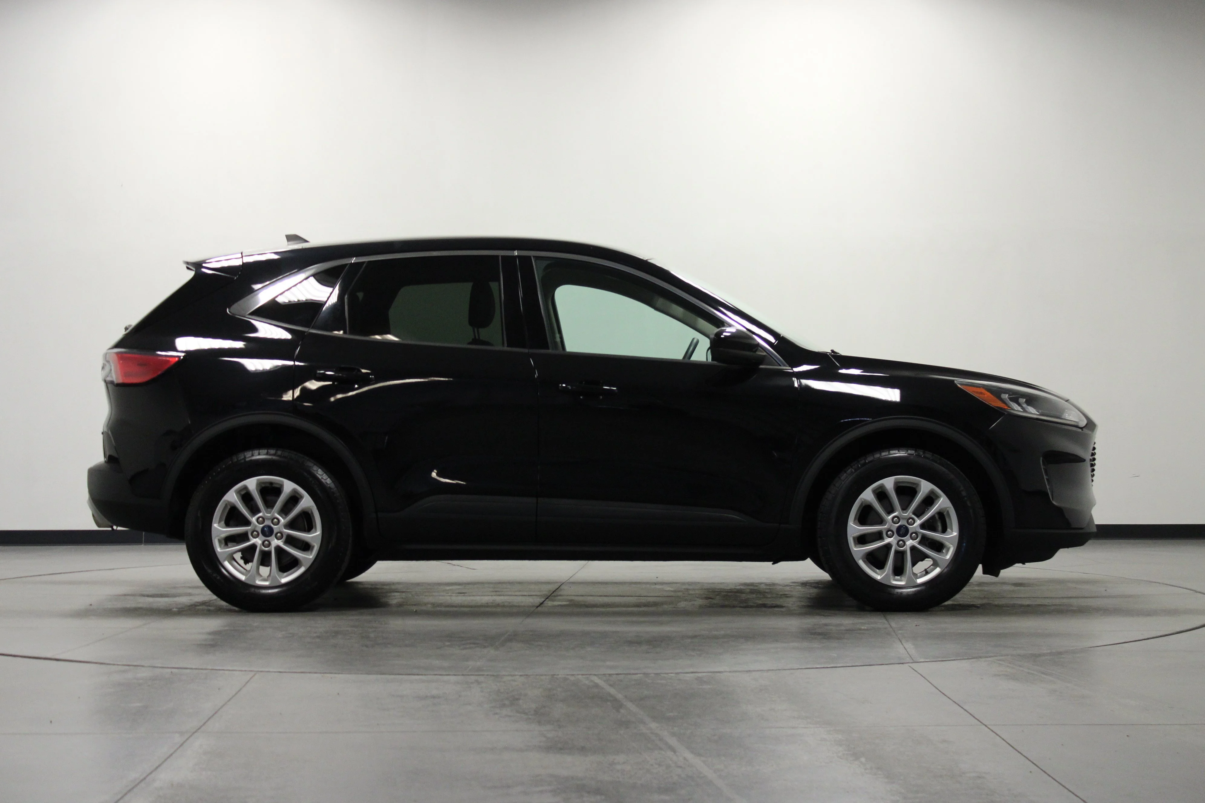 Used 2020 Black Metallic Ford SE image 3
