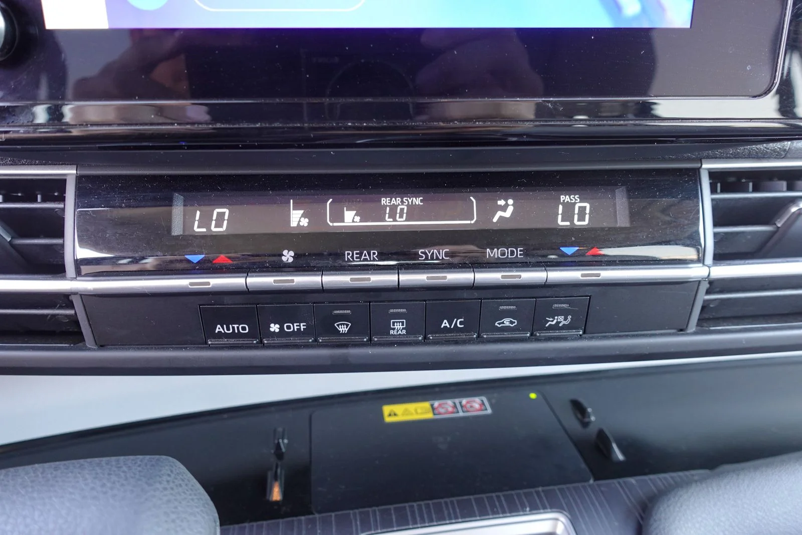 Used 2025 Ice Cap Toyota LE image 20