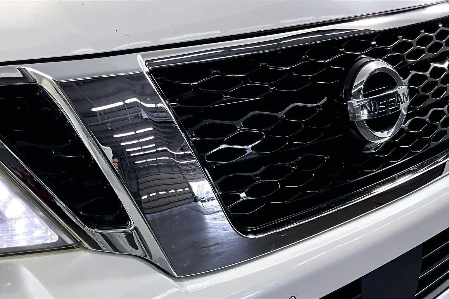 Used 2017 Pearl White Nissan Platinum image 29
