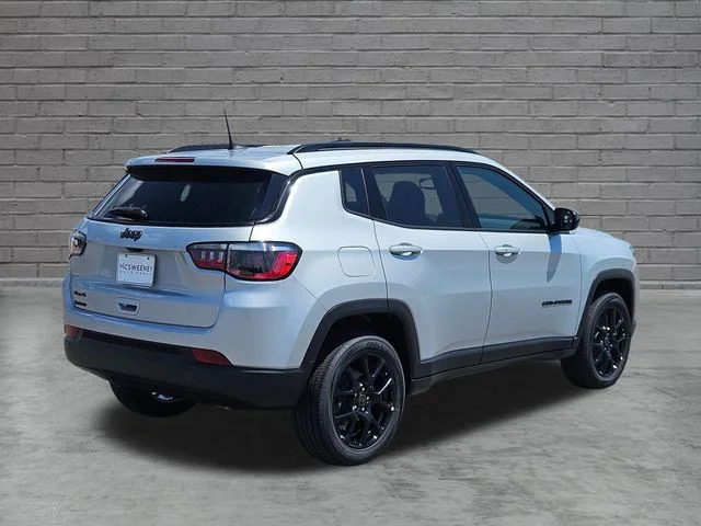 New 2026 Silver Zynith Metallic Clearcoat Jeep Latitude image 5