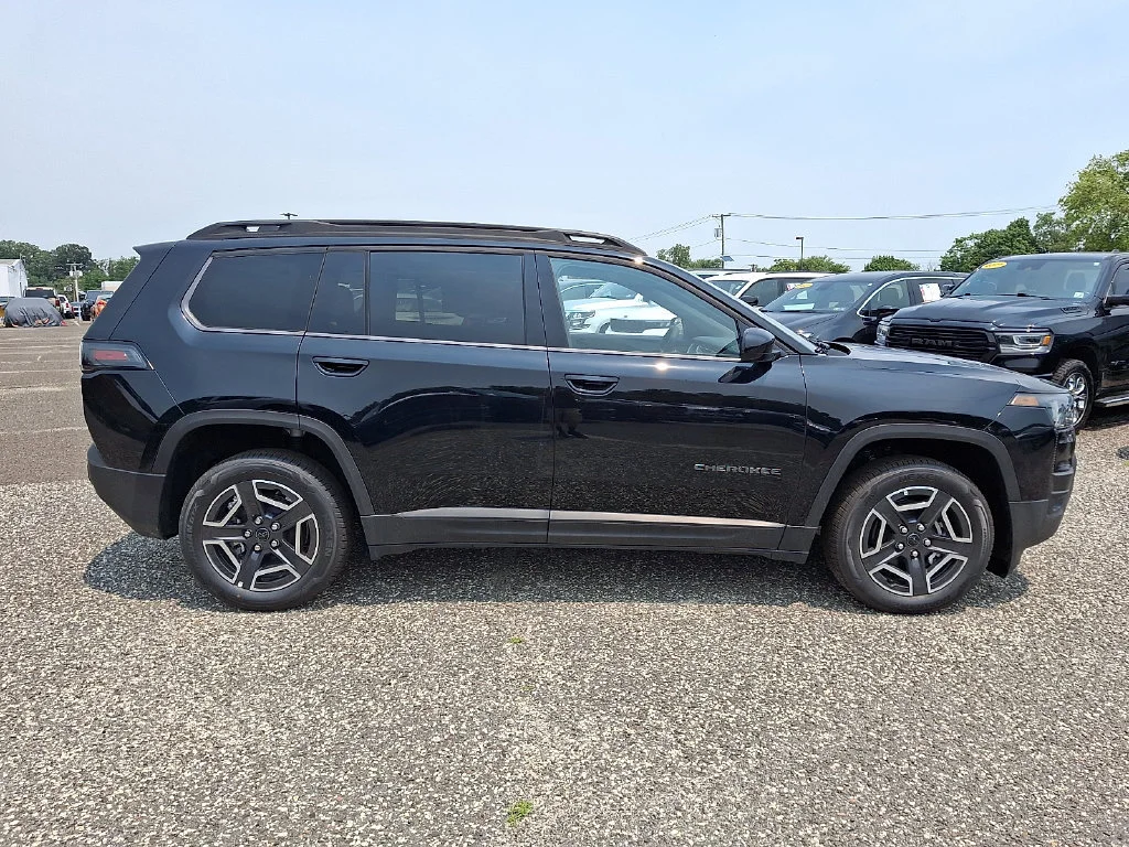 New 2026 Diamond Black Crystal Pearl-Coat Exterior Paint Jeep Laredo image 9