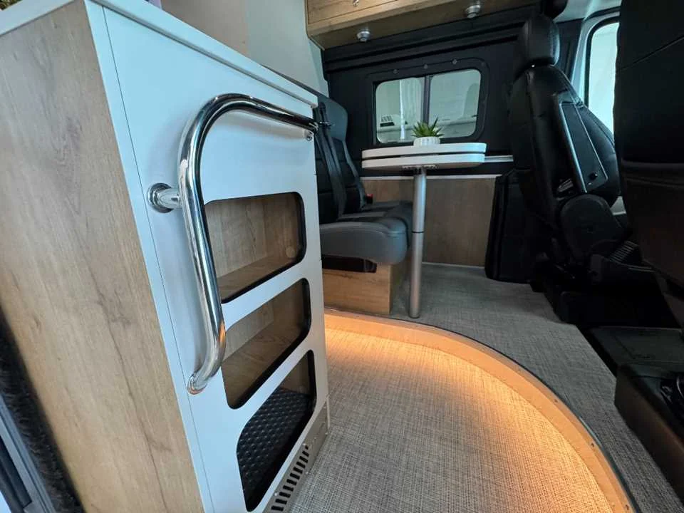New 2027 BRIGHT SILVER METALLIC AIRSTREAM  image 13