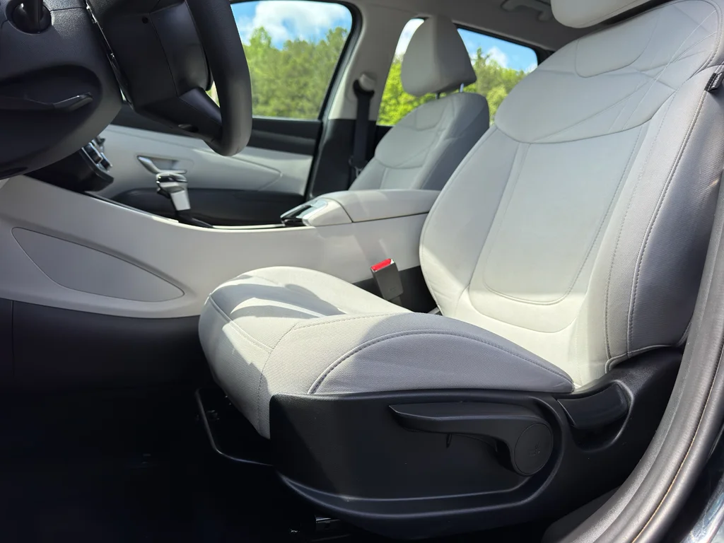 Used 2025 Phantom Black Hyundai SE image 13