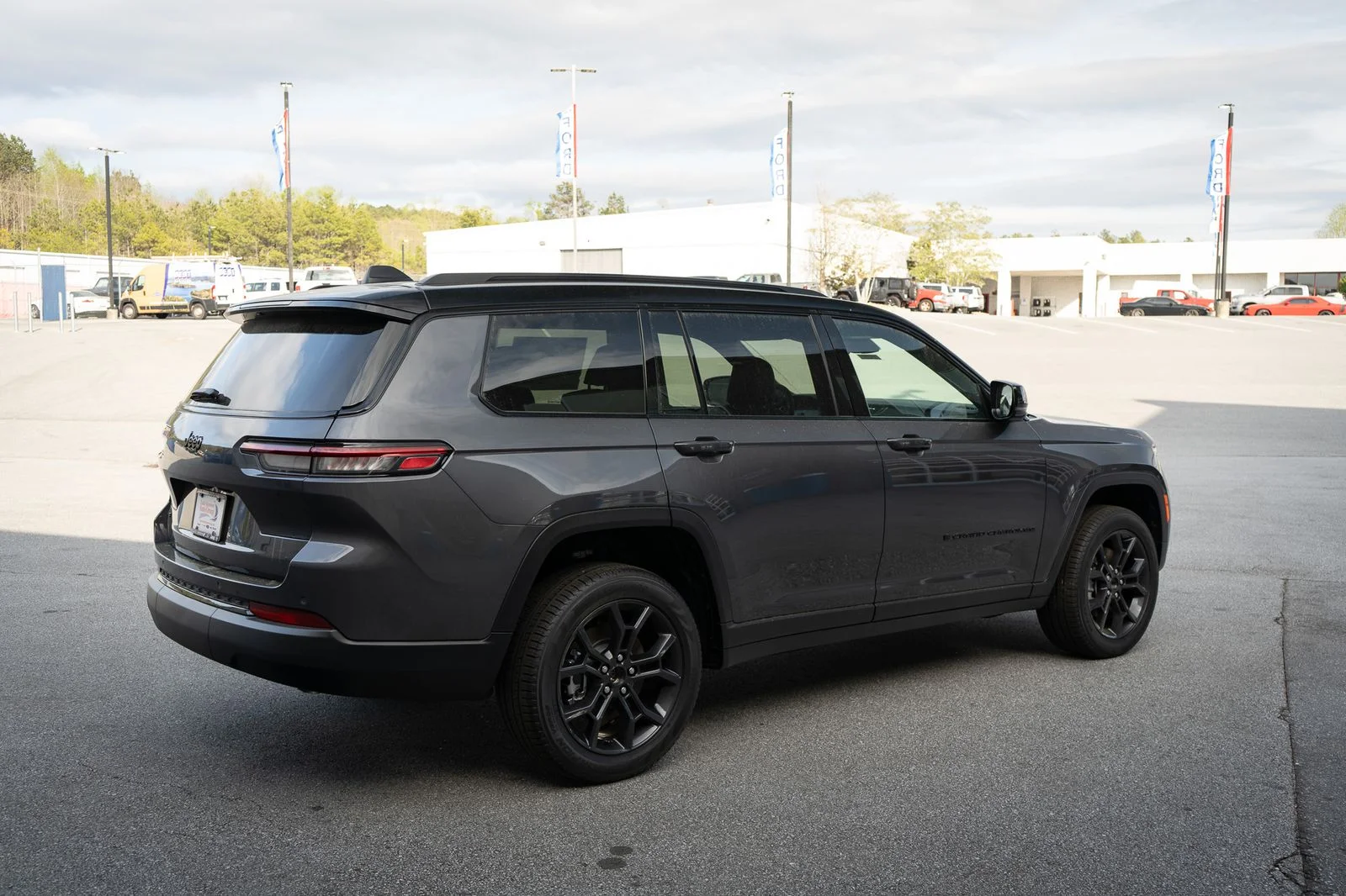 New 2025 Baltic Gray Metallic Clear-Coat Exterior Paint Jeep Limited image 10