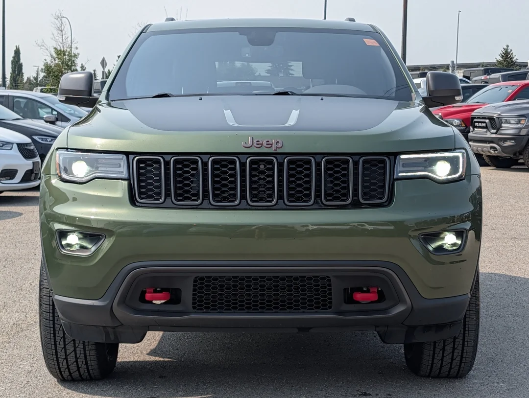 Used 2019 Green Jeep Trailhawk - - 4x4 - 5.7L HEMI V8 - Blind Spot Monitor - Backup Camera & More! image 3
