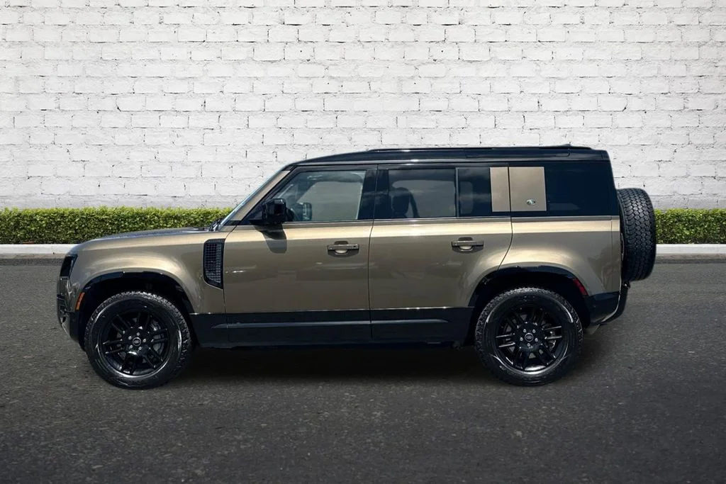 Used 2023 Brown Land Rover X-Dynamic SE image 7