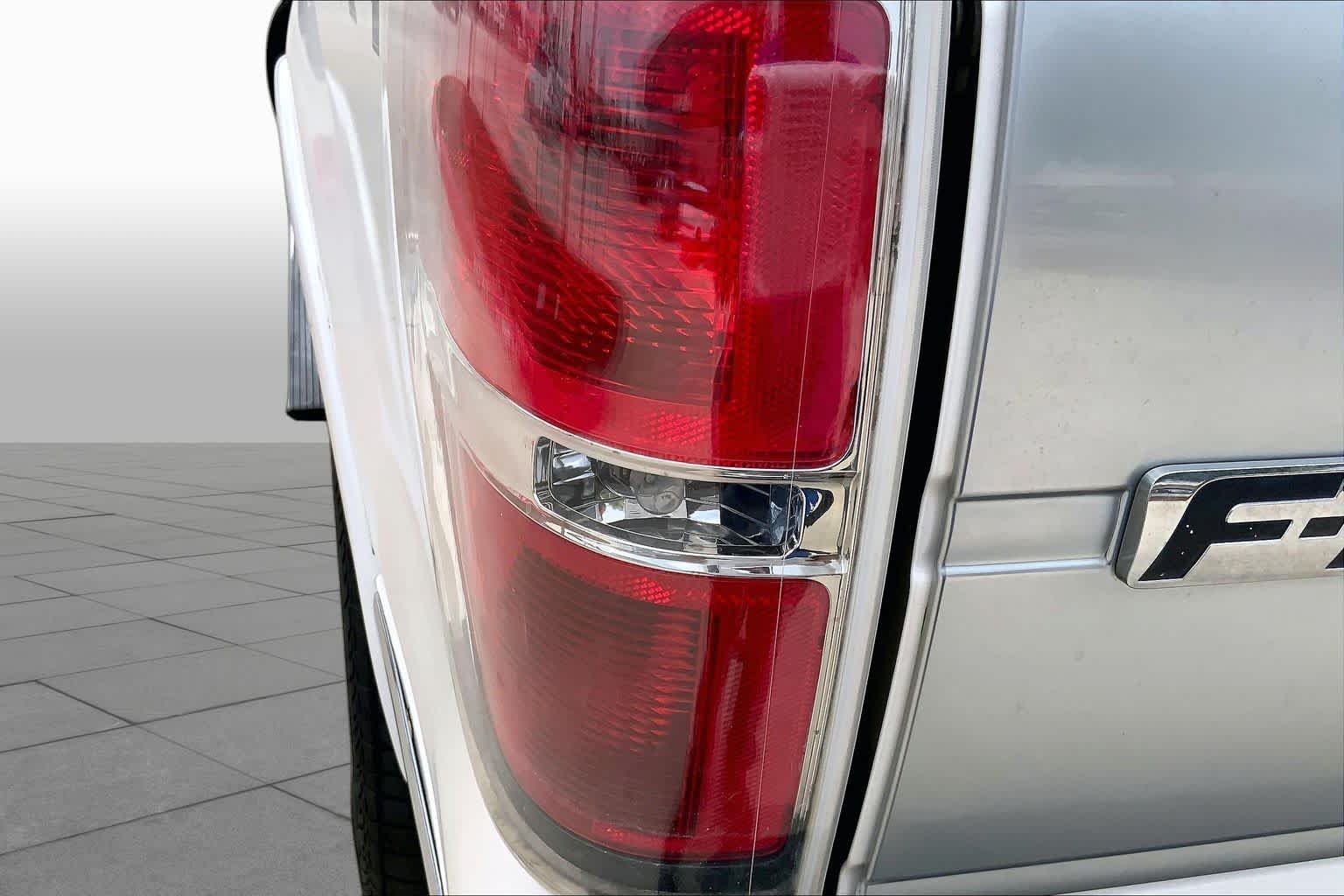 Used 2013 White Platinum Metallic Tri-Coat Ford Platinum image 27