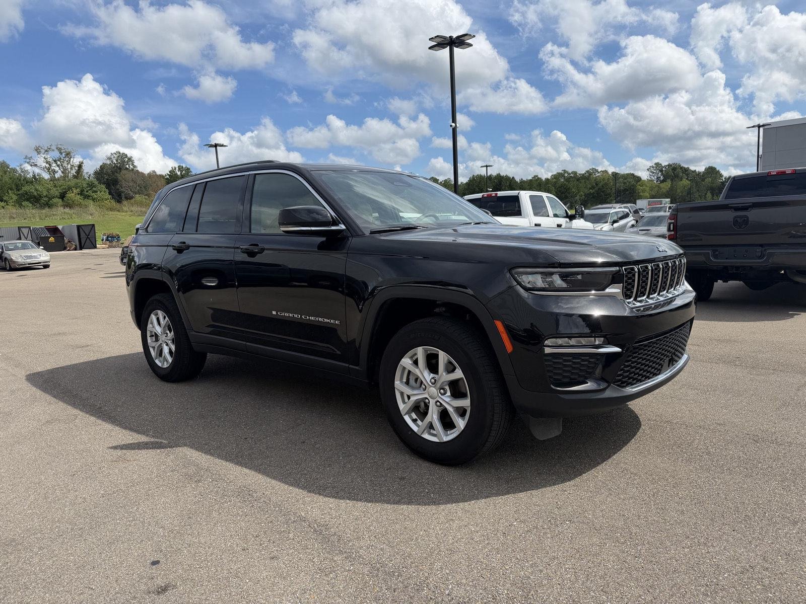 Used 2023 Diamond Black Crystal Pearlcoat Jeep Limited image 3