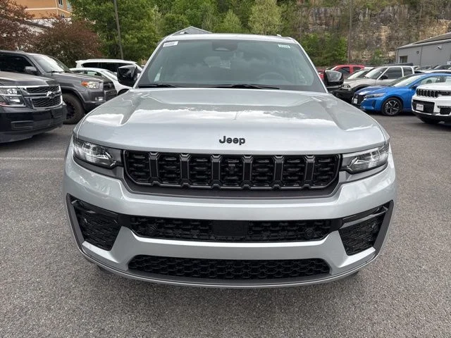 New 2026 Silver Zynith Exterior Paint Jeep Limited image 8