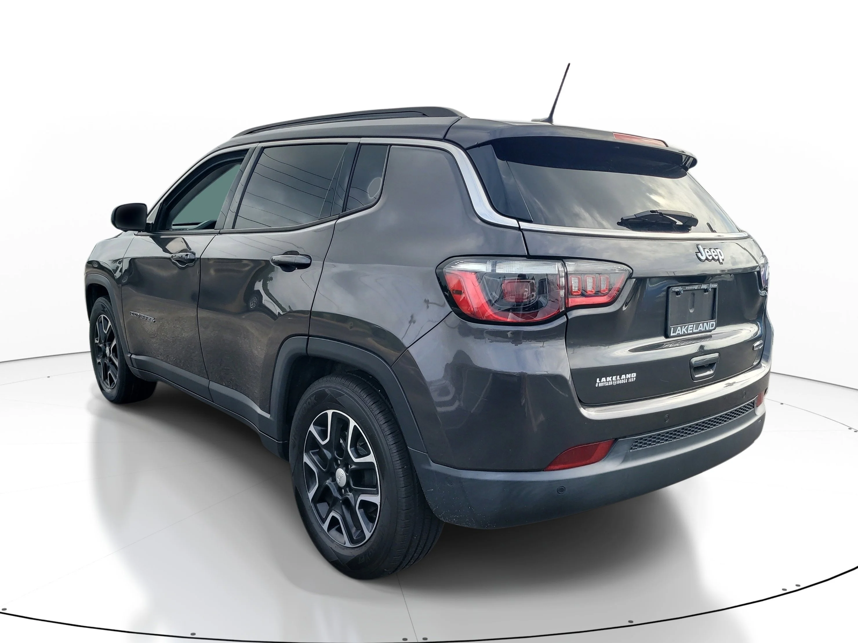 Used 2022 Granite Crystal Metallic Clearcoat Jeep Latitude image 6