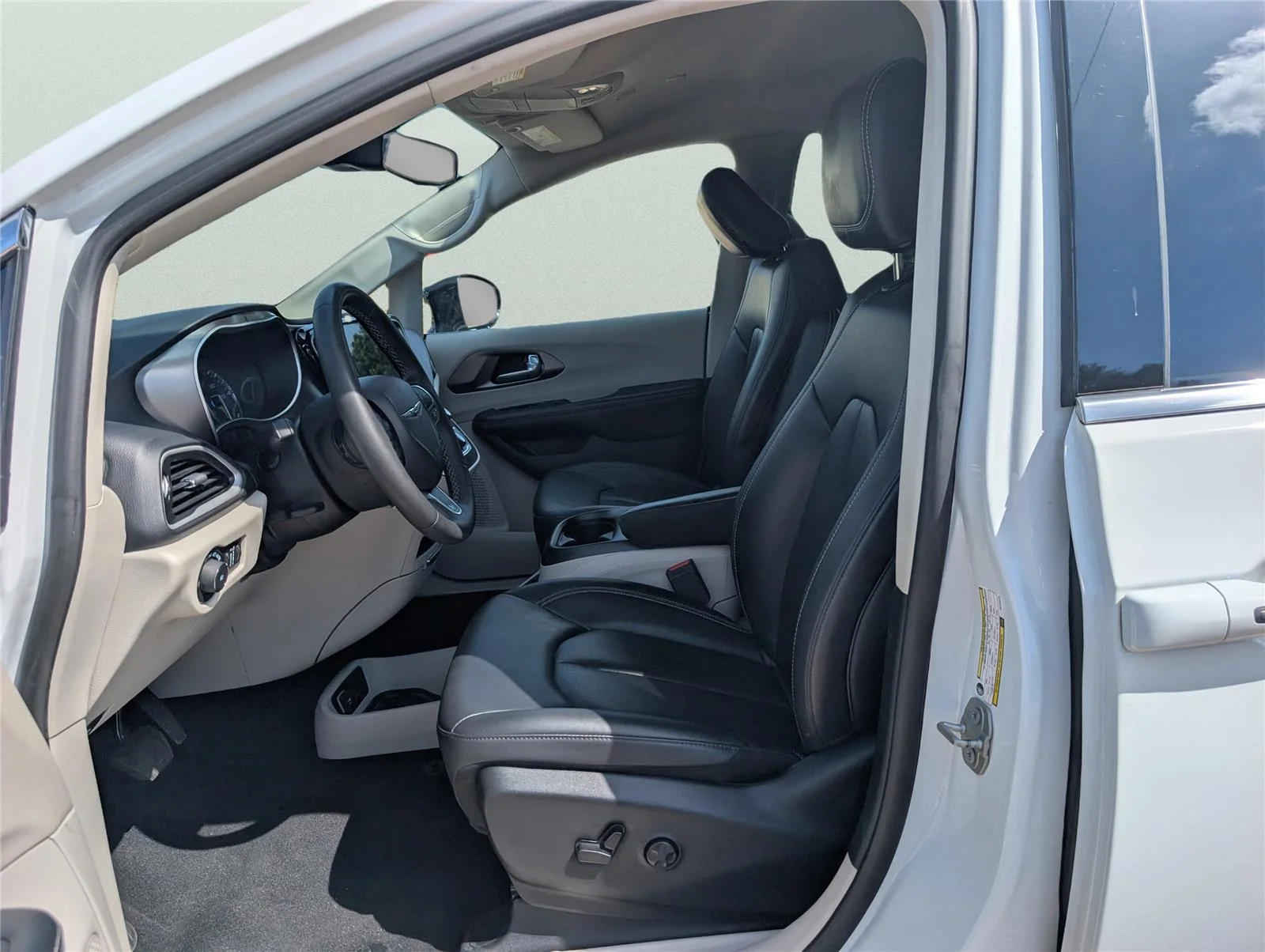 Used 2024 Bright White Clearcoat Chrysler Touring L image 12
