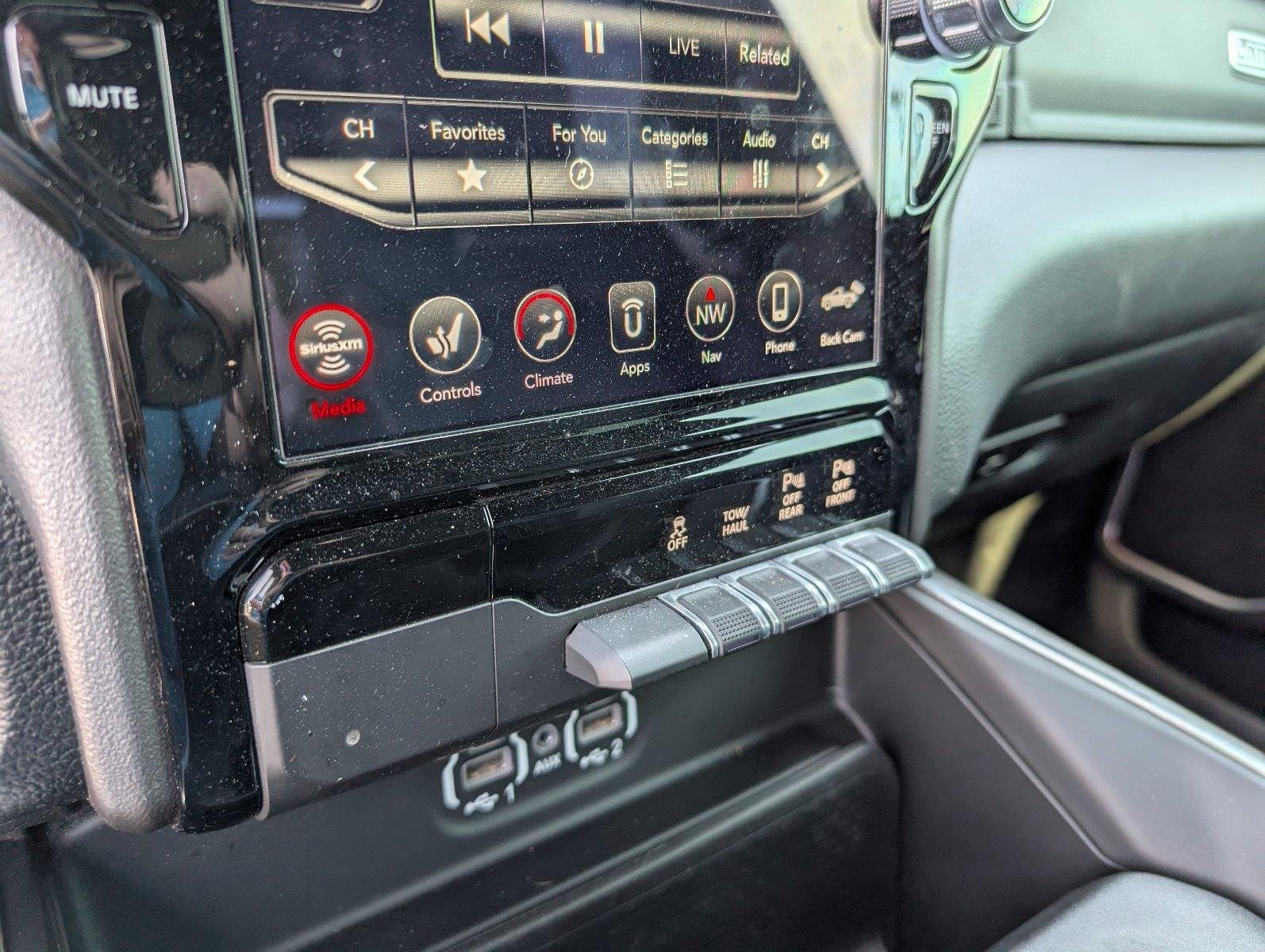 Used 2020 Diamond Black Crystal Pearlcoat Ram Laramie image 21