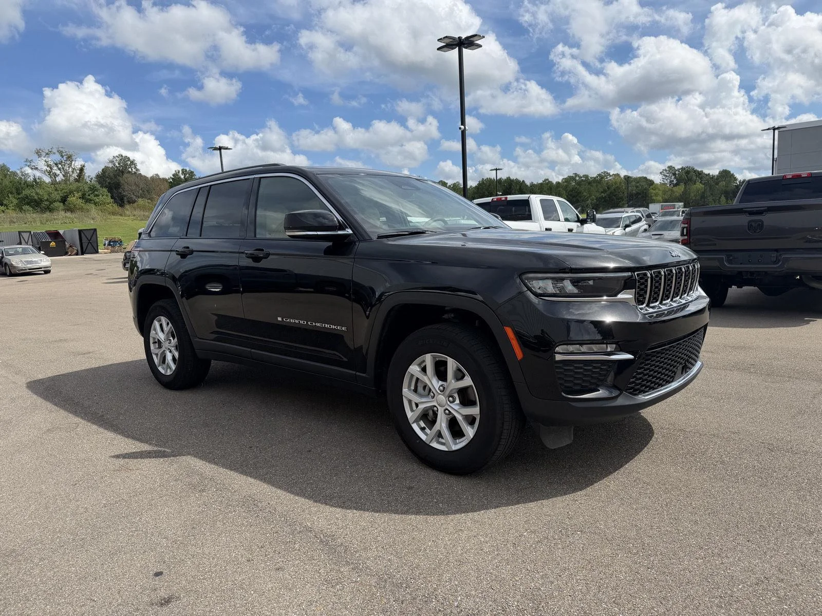 Used 2023 Diamond Black Crystal Pearlcoat Jeep Limited image 3
