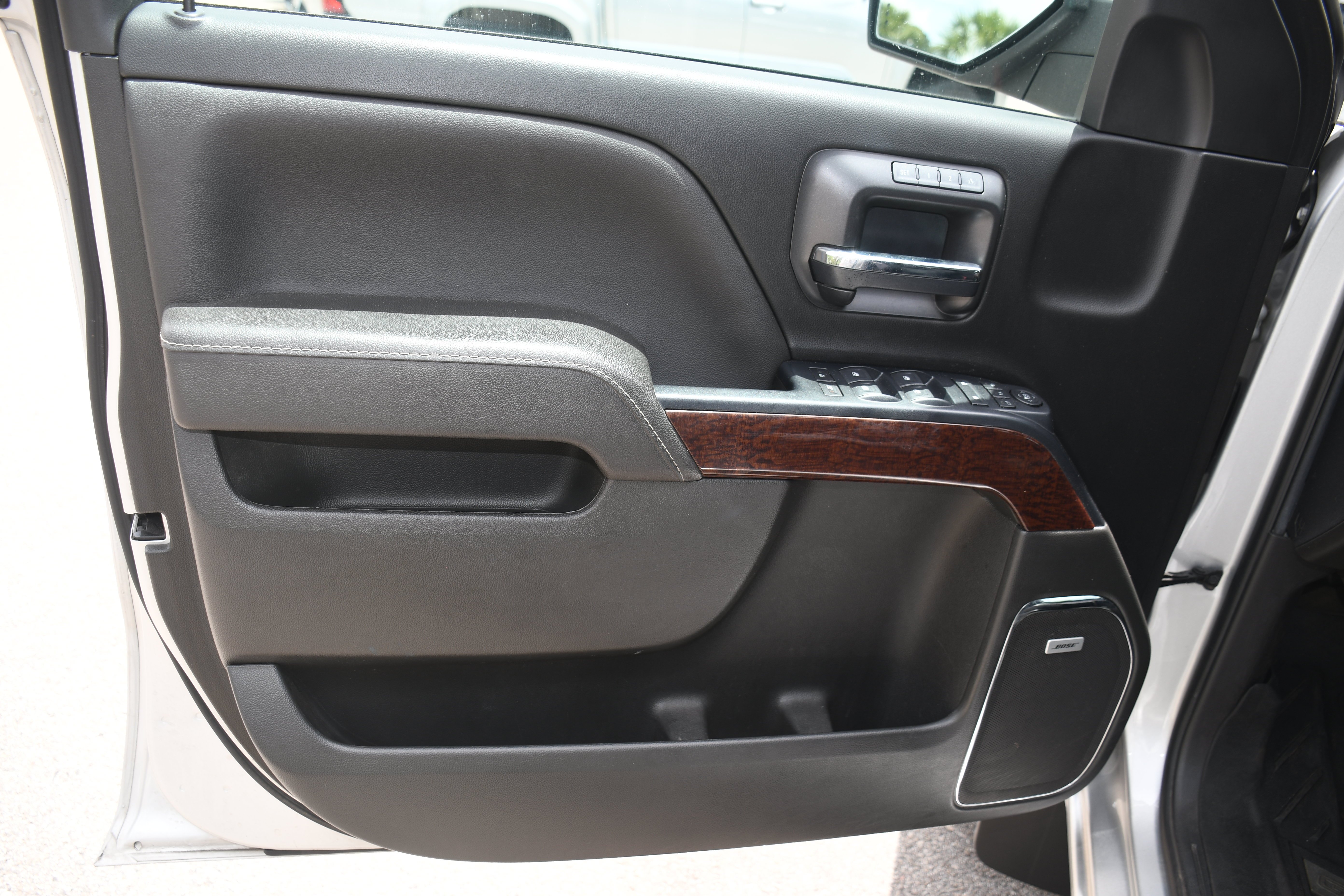 Used 2017 Silver GMC SLT image 9