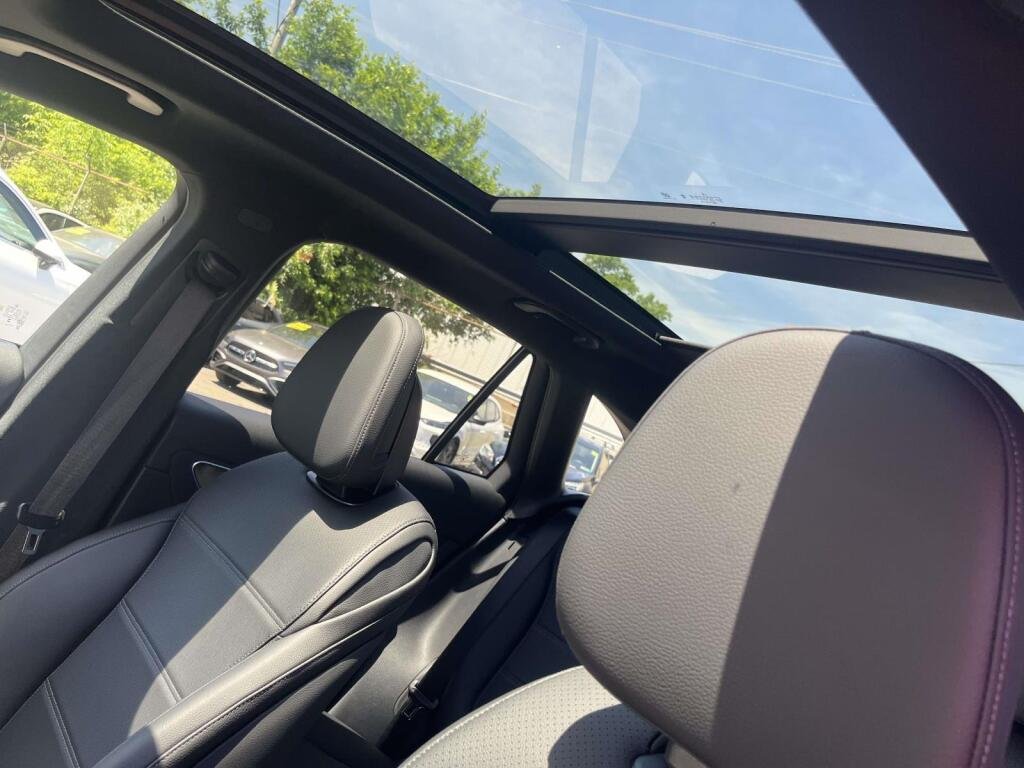 New 2026 2040/Black Mercedes-Benz GLC 300 image 5