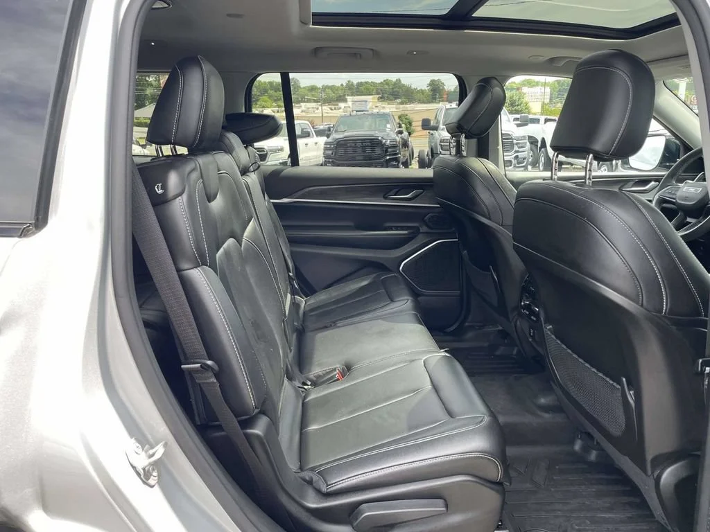 Used 2023 Silver Jeep Limited 4x4 image 21