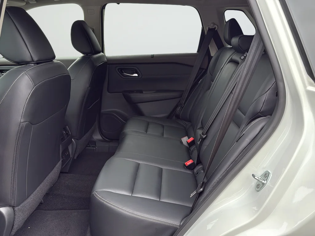 Used 2023 White Nissan SL image 17