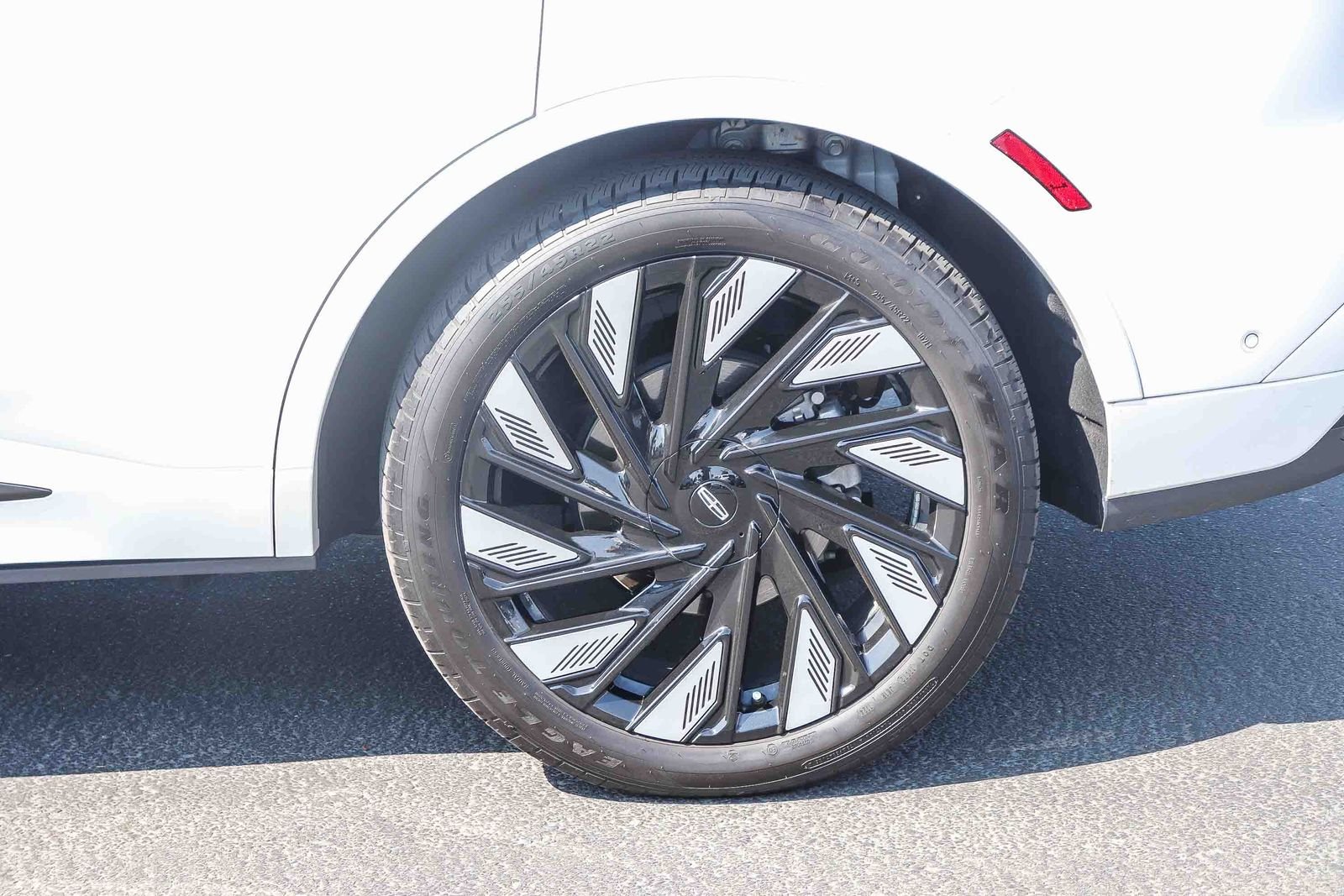 Used 2024 White Platinum Clearcoat Metallic Lincoln Black Label image 8