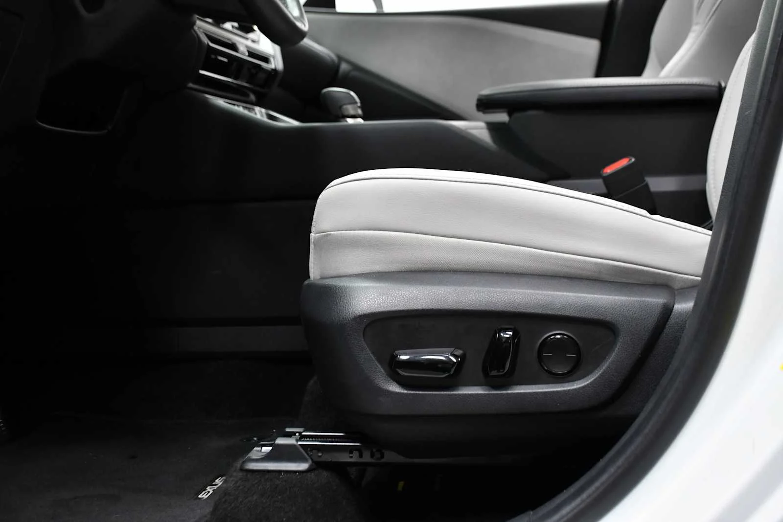 Certified Used 2025 WIND CHILL PEARL Lexus Premium image 15