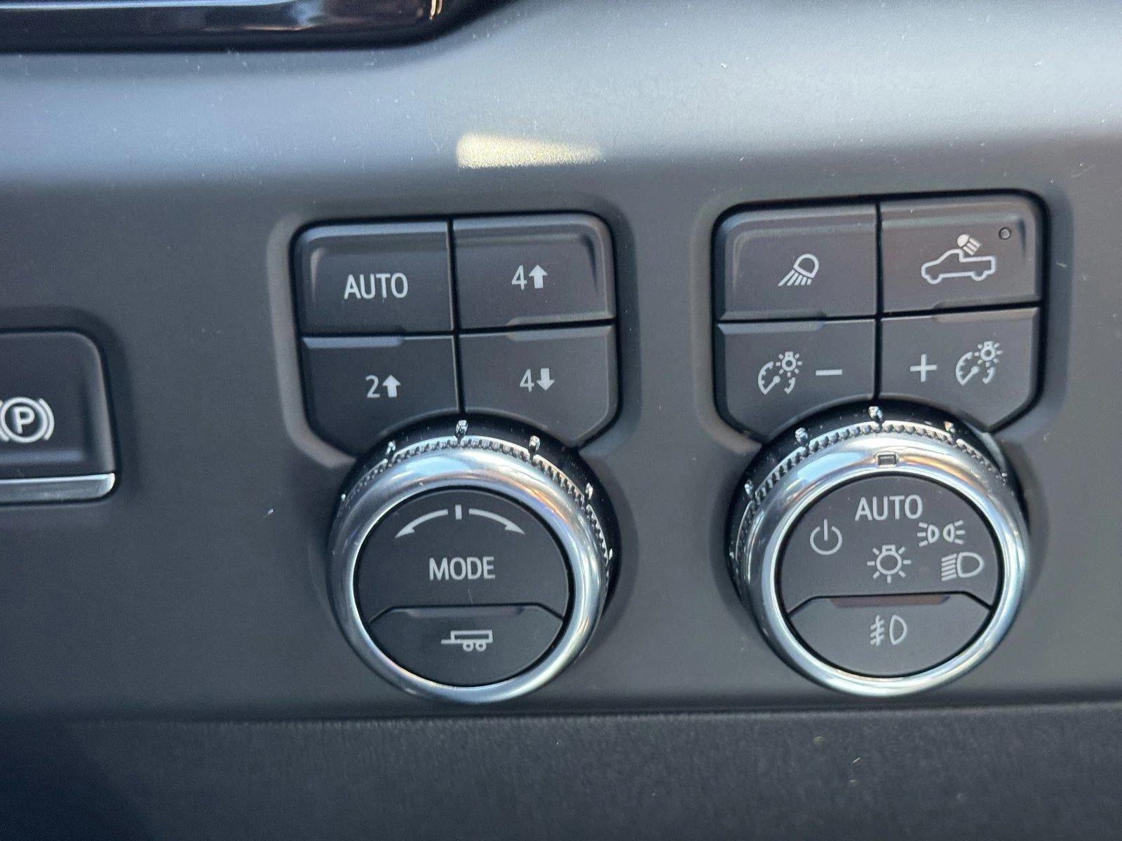 Used 2025 Summit White GMC AT4 image 24