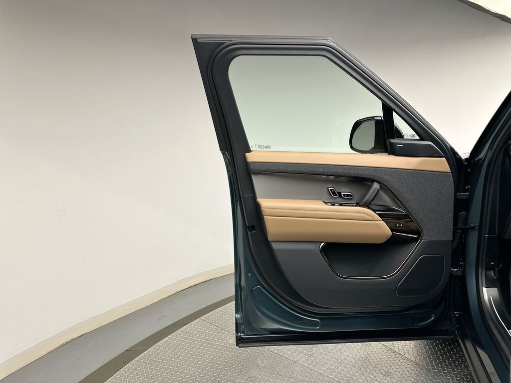 New 2026 Giola Green Land Rover SE image 9