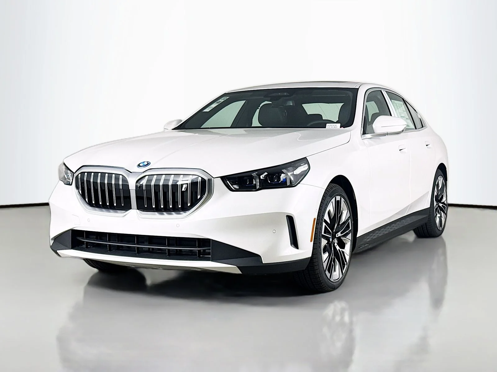 New 2026 Mineral White Metallic BMW xDrive40 image 3