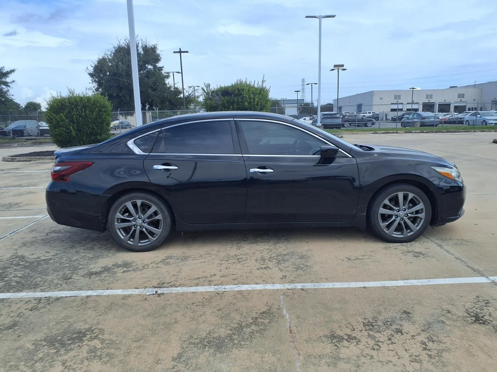 Used 2018 Black Nissan 2.5 SR image 9