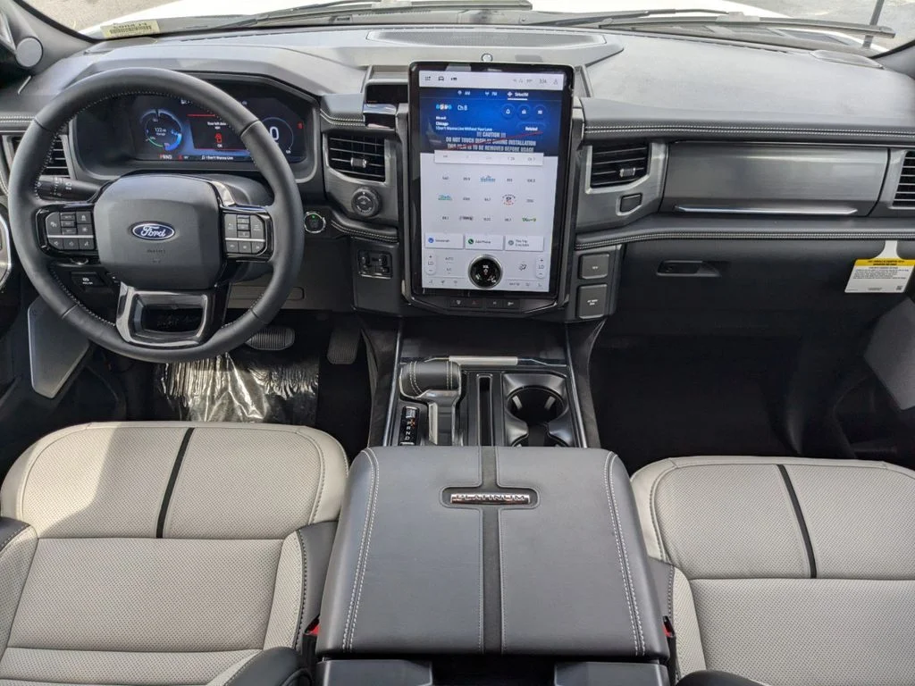 2025 Ford F-150 Lightning Platinum - Photo 18