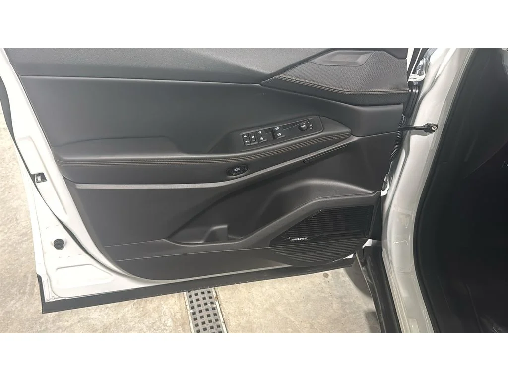 New 2026 Bright White Clear-Coat Exterior Paint Jeep Limited image 13