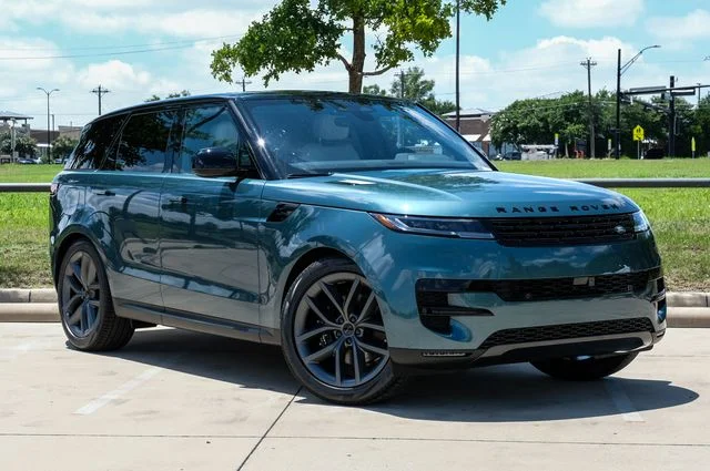 New 2026 Giola Green Metallic Land Rover SE image 6