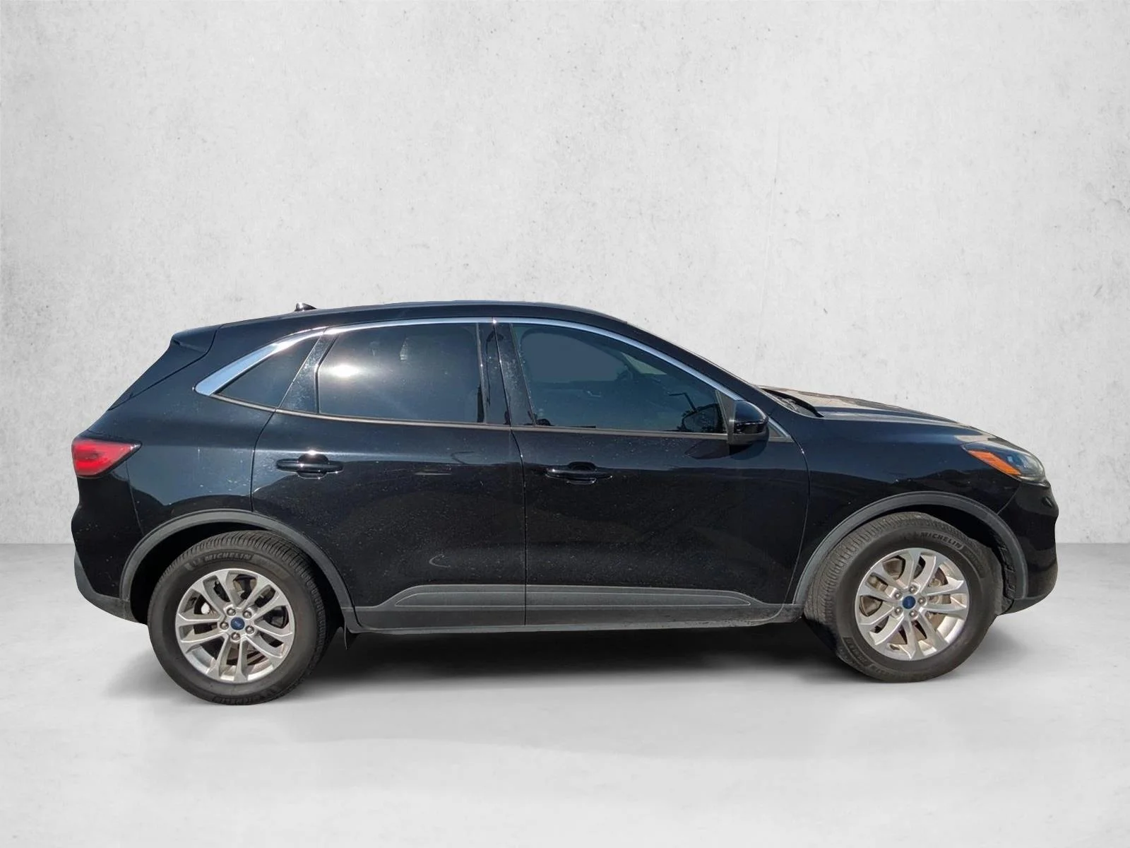 Used 2020 Agate Black Metallic Ford SE image 4