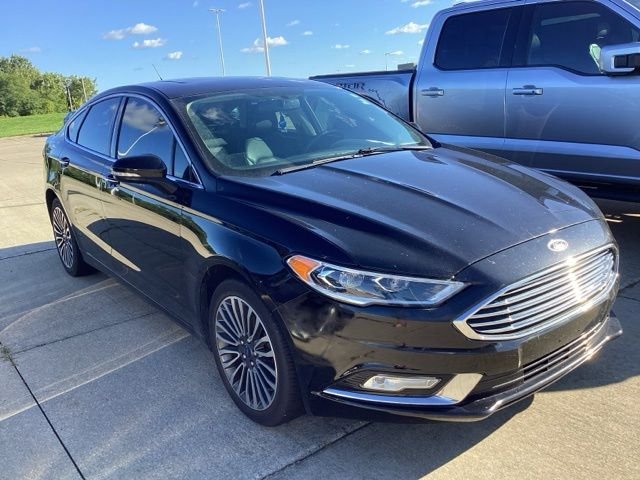 Used 2017 Shadow Black Ford SE image 9