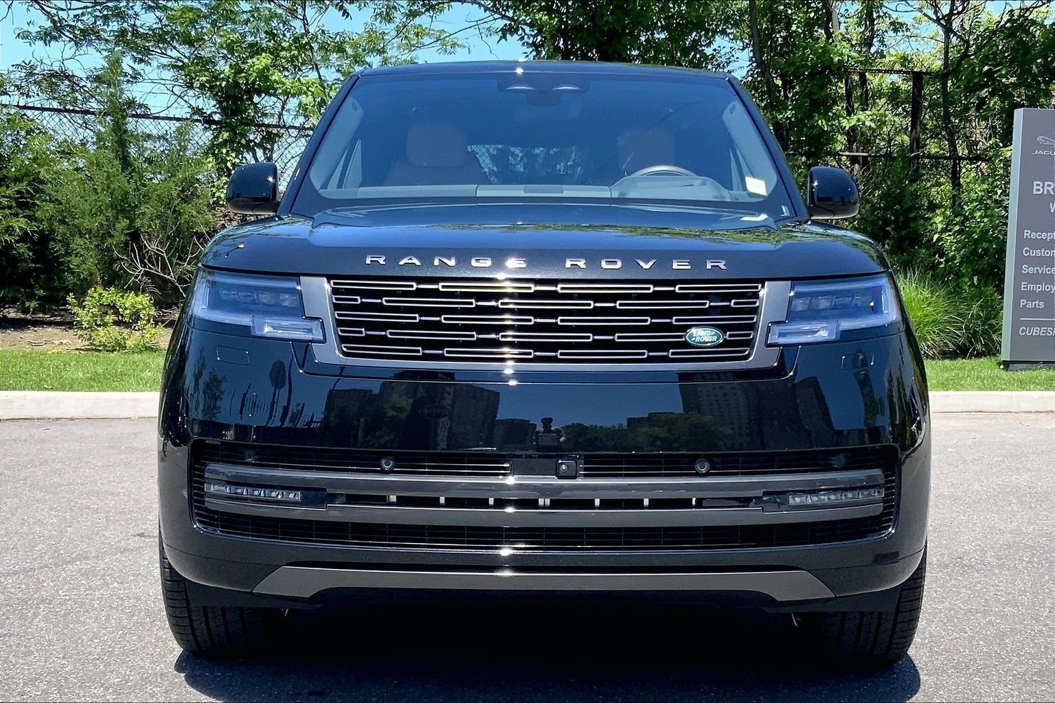 New 2026 Santorini Black LAND ROVER SE PHEV image 3