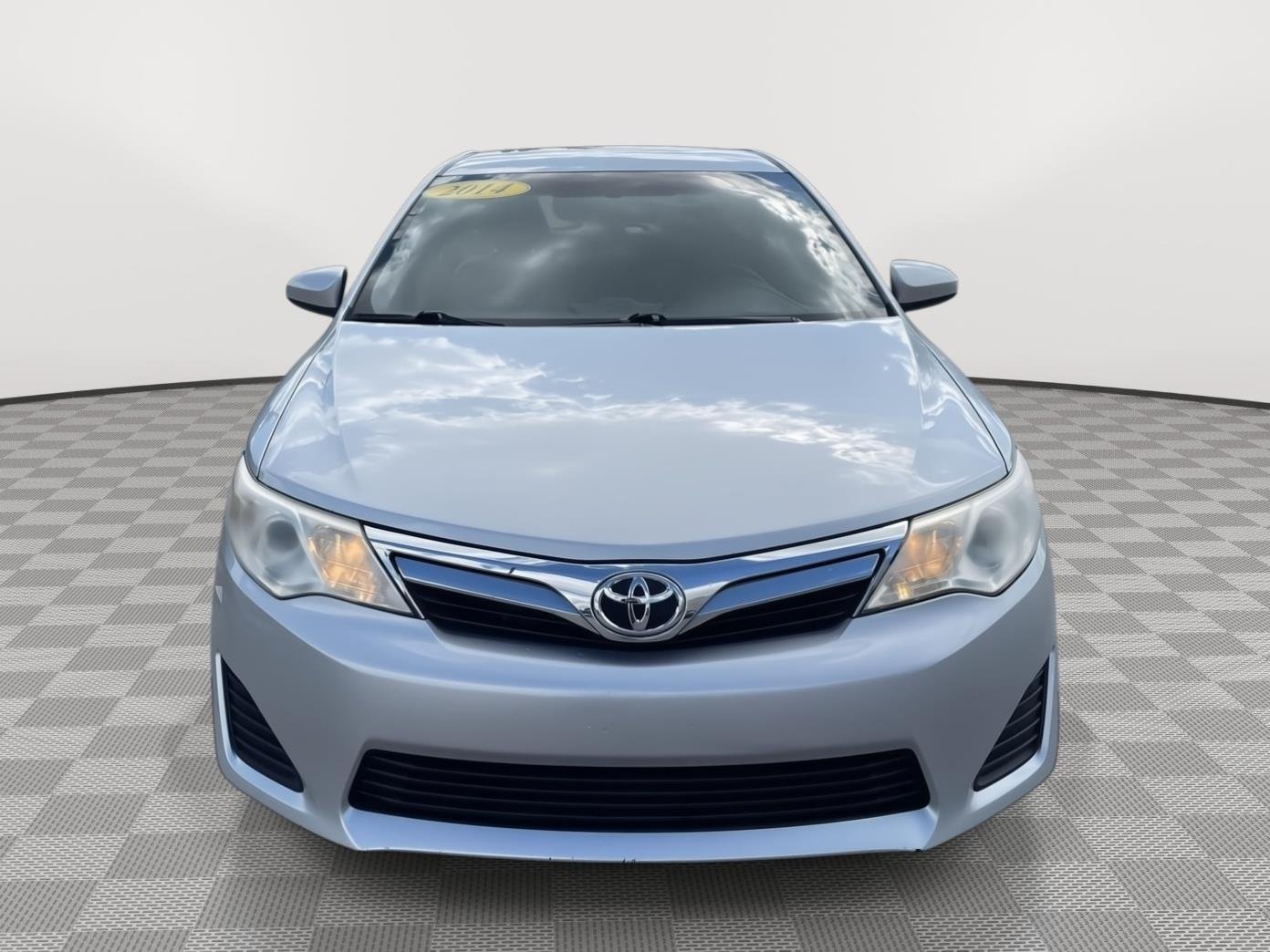 Used 2014 Classic Silver Metallic Toyota LE image 9