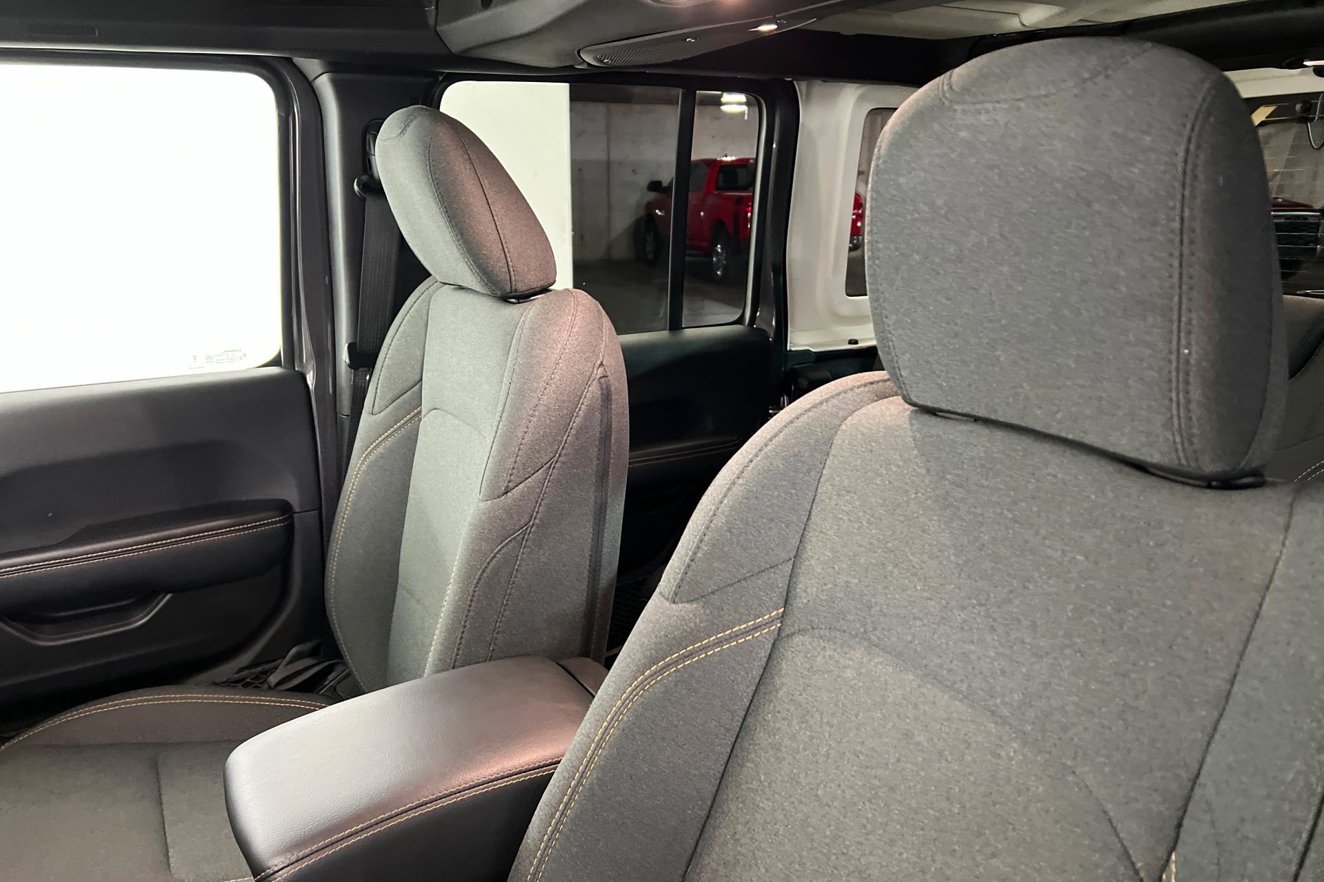 Used 2025 Granite Crystal Metallic Clearcoat Jeep Sahara image 17
