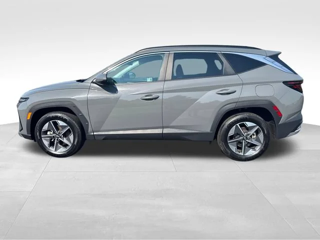 Used 2025  Hyundai SEL image 2