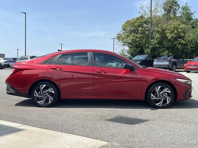 Used 2025 Red Hyundai SEL Sport image 14