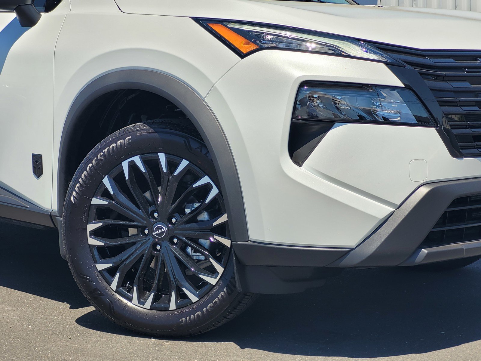 New 2026 Everest White Pearl Tricoat Nissan Dark Armor image 3