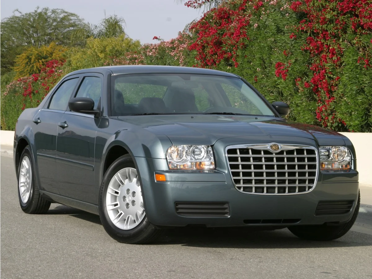 Used 2006 Linen Gold Pearl Metallic Chrysler Touring image 1