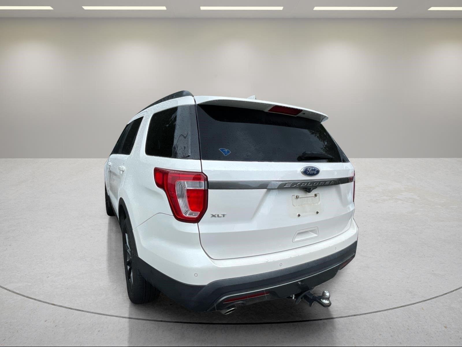 Used 2017 White Platinum Metallic Tri-Coat Ford XLT image 8