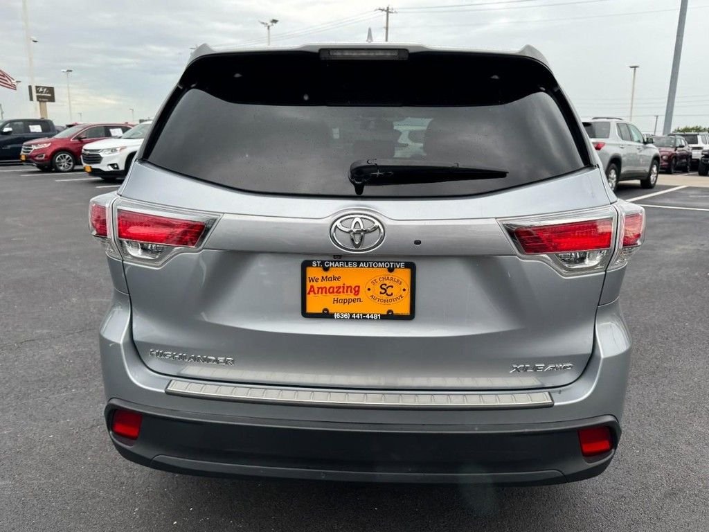 Used 2014 Silver Toyota XLE V6 image 4