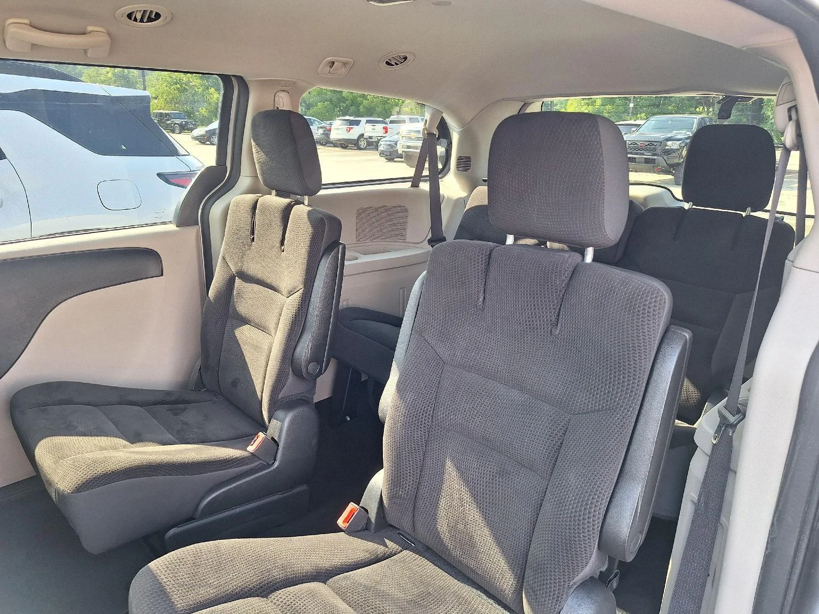 Used 2018 Billet Clearcoat Dodge SE image 8