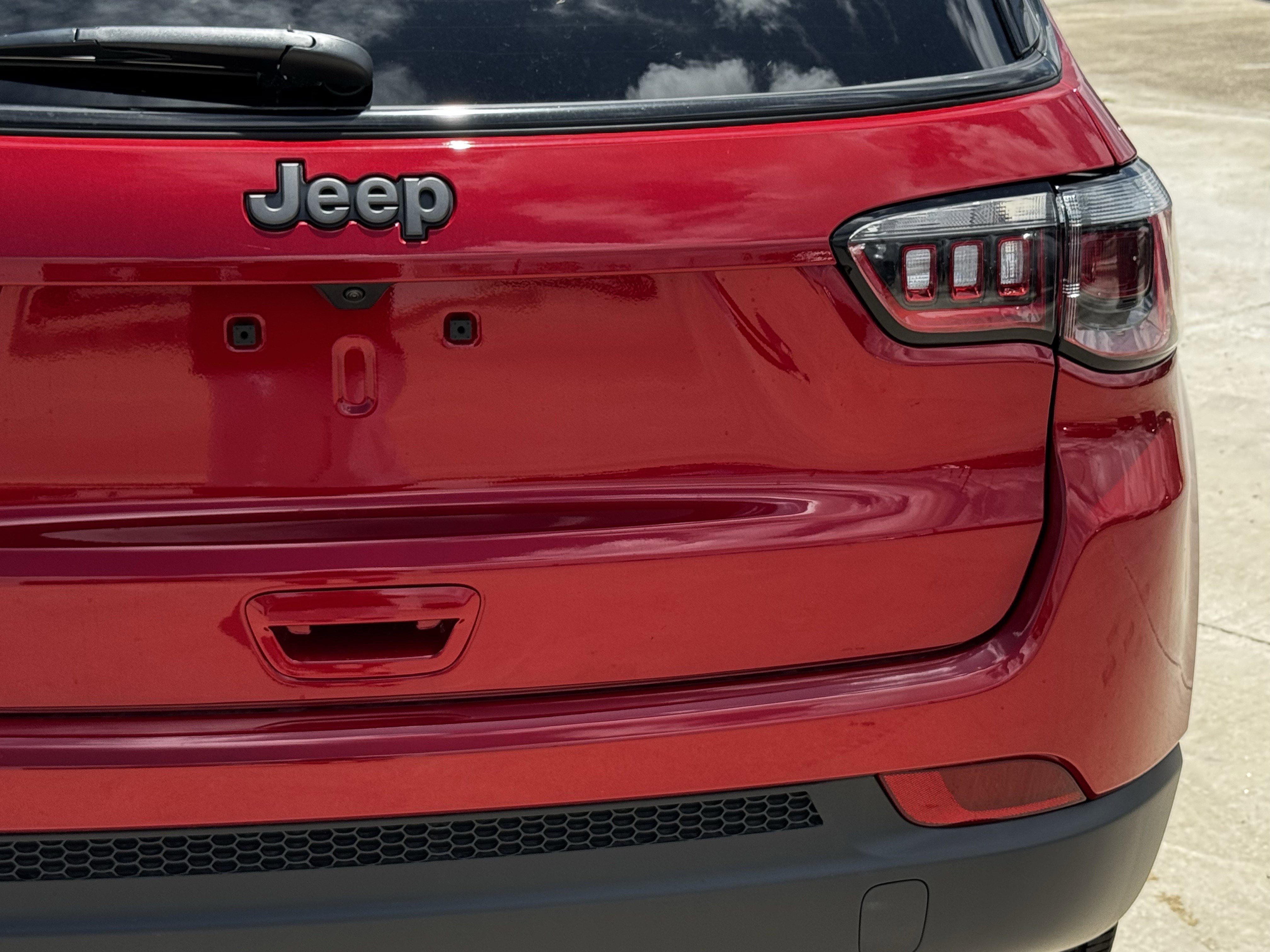 New 2026 Red Hot Pearl-Coat Exterior Paint Jeep Latitude Altitude image 9